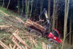 Hangarbeiten mit Forwarder Komatsu 840TX