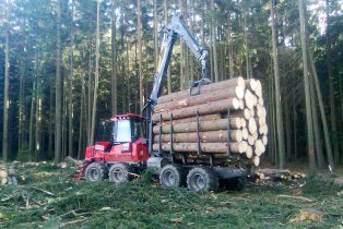 Mit Baumstämmen beladener Forwarder Komatsu 840TX.