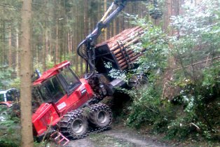 Vollbeladener Komatsu 840TX bei der Fahrt über einen Hang.