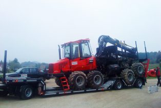 Komatsu 840TX auf LKW zum Transportieren.