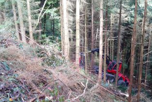 Komatsu 931 bei Hangarbeiten.