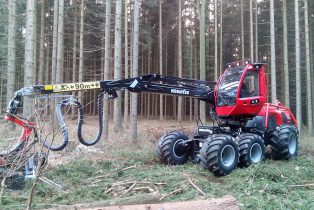 Komatsu 931 mit ausgefahrenem Arbeitsmasten.