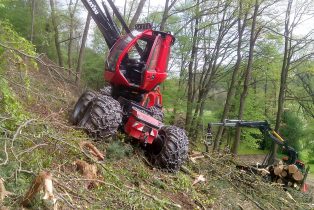 Komatsu 931 bei Arbeiten in steilem Gelände.