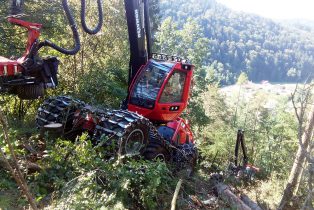 Komatsu 931 bei Arbeiten in steilem Gelände.