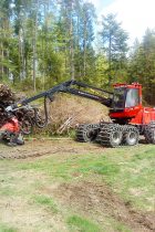 Harvester Valmet 901TX mit ausgestrecktem Arm.
